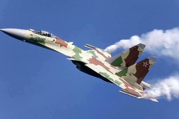 رنگ آمیزی جنگنده های سوخو با استتار بیابانی ایران + فیلم