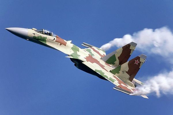 غرش قدرتمند جنگنده سوخو ۳۴ در یک مانور دیدنی