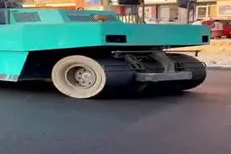  شهردار کابل با مردان مسلح مشغول آسفالت خیابان