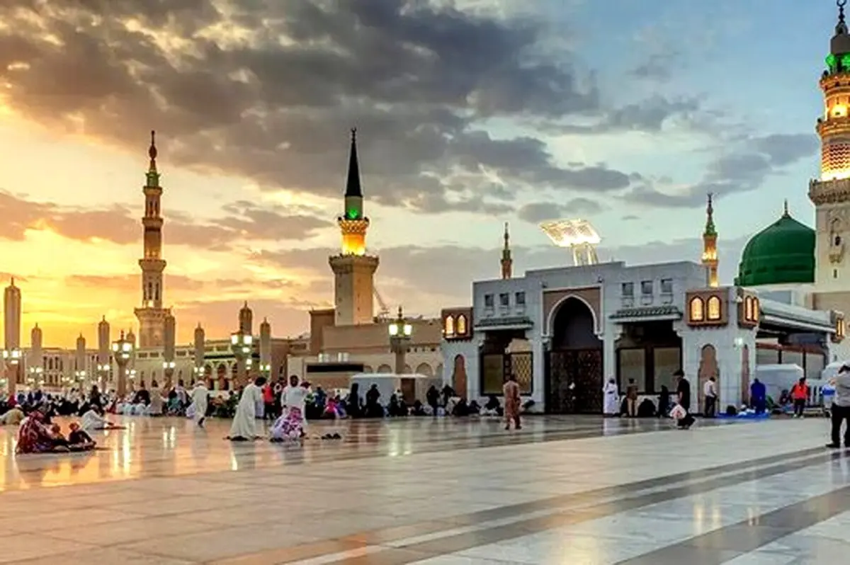 ببینید جنجال حضور دو زن با لباس نامناسب در مسجد النبی