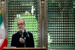 رئیس جمهور در کنار مزار آیت‌آلله هاشمی رفسنجانی + عکس