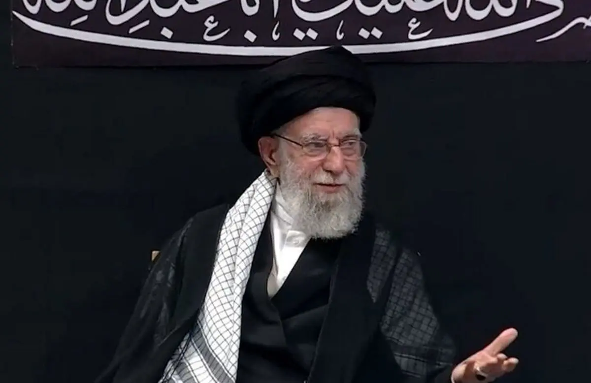 عکس دیده نشده از رهبر انقلاب در تخت جمشید