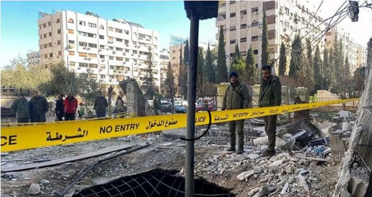 ویرانی ساختمان مسکونی در منطقه المزه دمشق با موشک اسرائیلی!