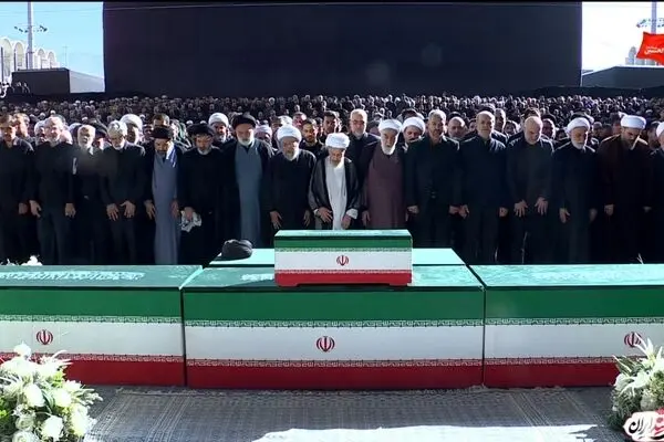 قابی از لحظهٔ آغاز اقامهٔ نماز بر پیکر رهبر شهید انقلاب