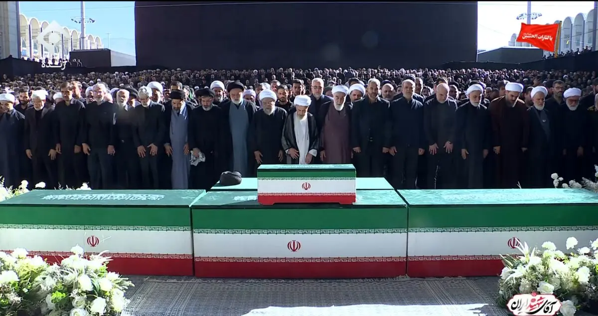 قابی از لحظهٔ آغاز اقامهٔ نماز بر پیکر رهبر شهید انقلاب