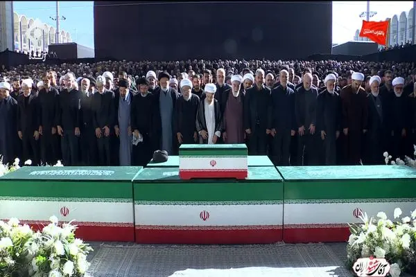 قابی از لحظهٔ آغاز اقامهٔ نماز بر پیکر رهبر شهید انقلاب