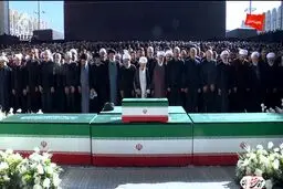 قابی از لحظهٔ آغاز اقامهٔ نماز بر پیکر رهبر شهید انقلاب