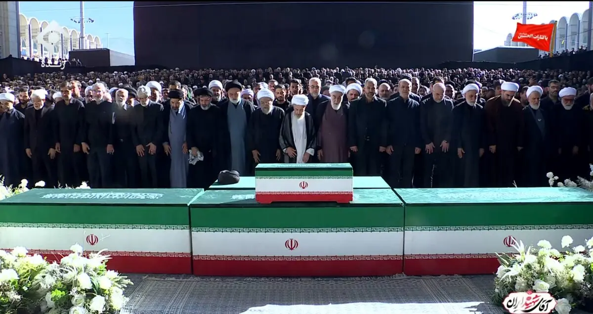 قابی از لحظهٔ آغاز اقامهٔ نماز بر پیکر رهبر شهید انقلاب