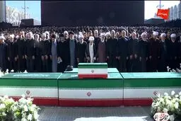 قابی از لحظهٔ آغاز اقامهٔ نماز بر پیکر رهبر شهید انقلاب