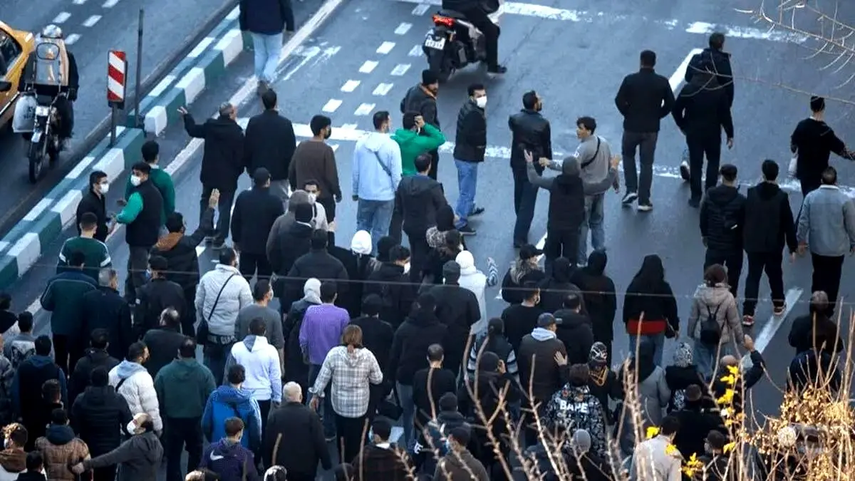 برخورد جالب پلیس با معترضین در خیابان