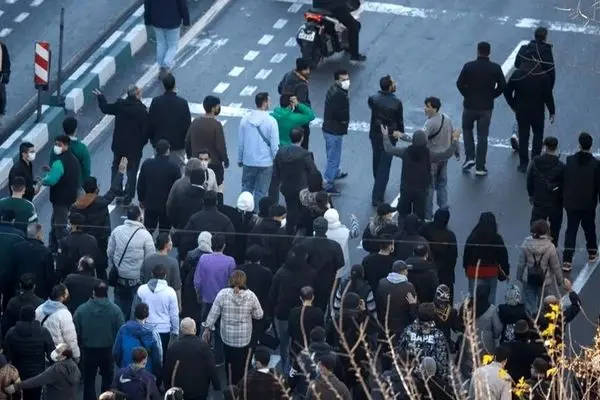 برخورد جالب پلیس با معترضین در خیابان