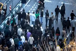 برخورد جالب پلیس با معترضین در خیابان