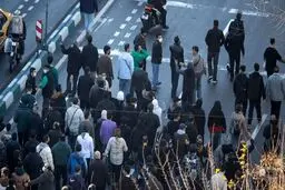 برخورد جالب پلیس با معترضین در خیابان