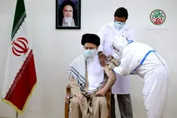 تزریق دُز سوم واکسن کرونا توسط رهبر انقلاب