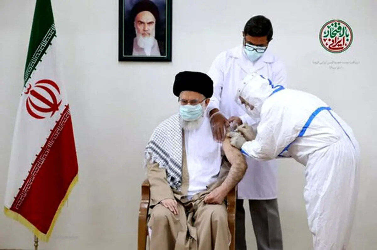 تزریق دُز سوم واکسن کرونا توسط رهبر انقلاب