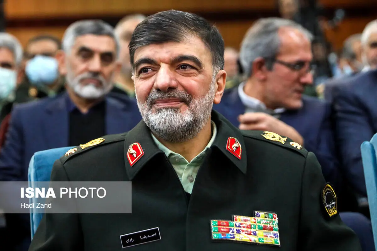 کسی که نگاهش به کدخدا باشد کدخدا را خدا می‌بیند