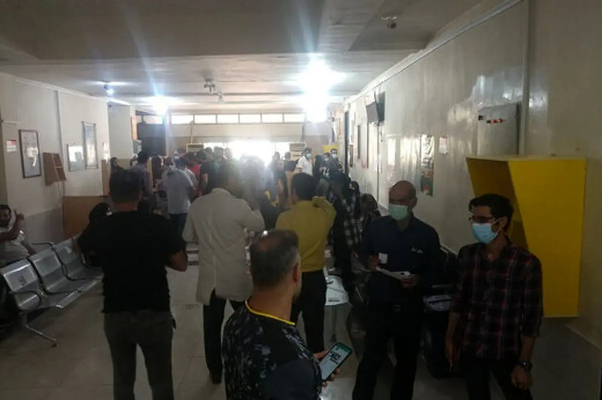 صف آبادانی‌ها برای اهدای خون به مصدومان حادثه متروپل