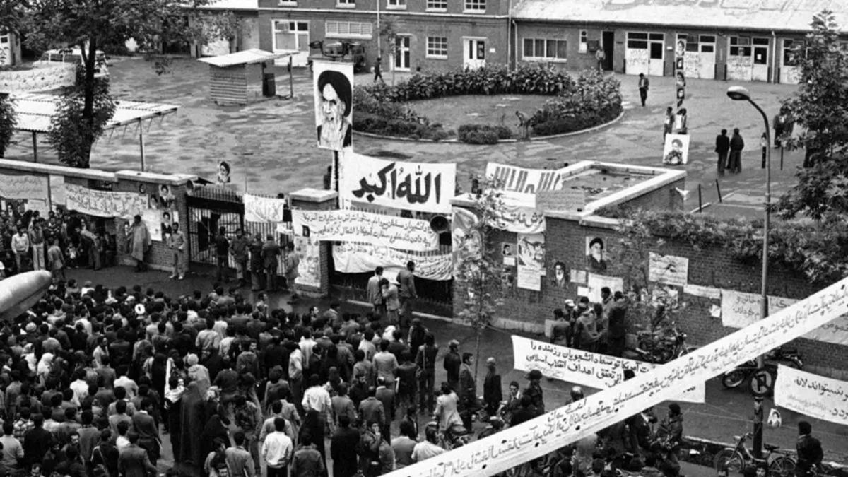 جواب هوشمندانه آیت الله خامنه‌ای با گروگان‌های سفارت آمریکا