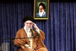 حضور رهبر انقلاب با لباس پاسداری و روپوش پزشکی در جبهه ها