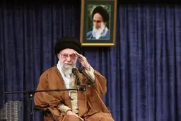 حضور رهبر انقلاب با لباس پاسداری و روپوش پزشکی در جبهه ها
