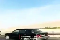 حرکت پراید پر از سرنشین با سه چرخ در اتوبان