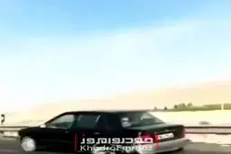حرکت پراید پر از سرنشین با سه چرخ در اتوبان