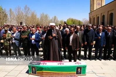 اکبر اعتماد