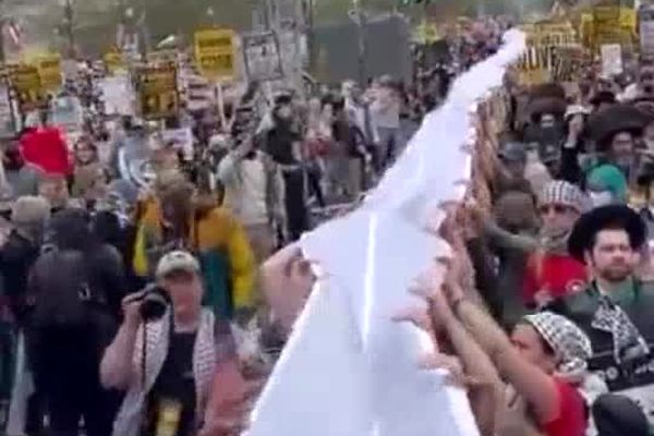 طومار عظیم نام شهدای فلسطینی در دستان اهالی واشنگتن