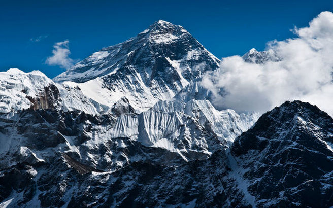 ببینید احتزاز پرچم ایران بر فراز قله اورست