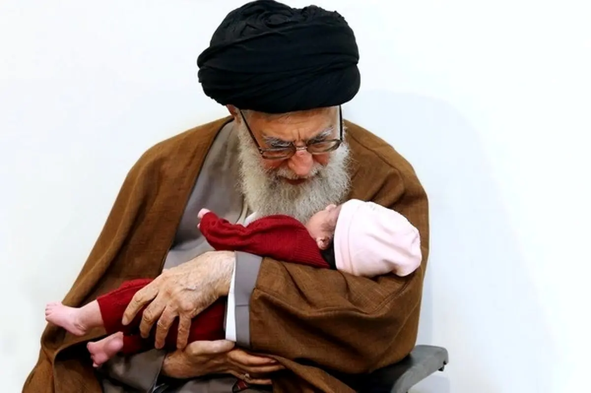 اذان گفتن رهبر انقلاب در گوش یک نوزاد / عکس