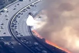 آتش سوزی درکالیفرنیا به اتوبان رسید /عکس