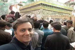 سلفی خواننده پاپ با ضریح رضوی/ عکس