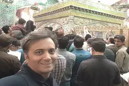 سلفی خواننده پاپ با ضریح رضوی/ عکس