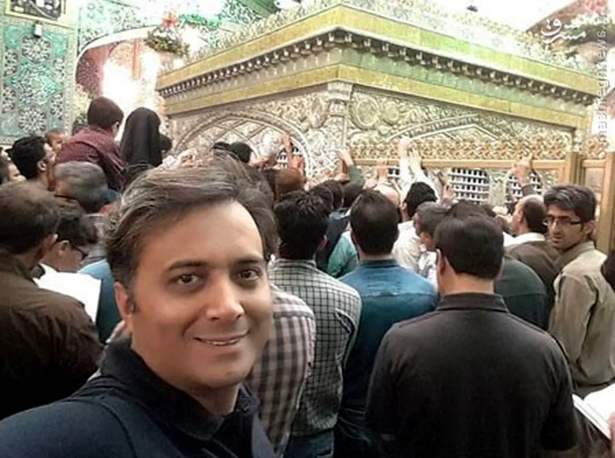 سلفی خواننده پاپ با ضریح رضوی/ عکس