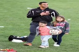 اومانیا در کنار فرزندانش/عکس