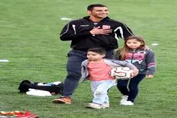 اومانیا در کنار فرزندانش/عکس