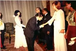 عکس/دست‌بوسی فرح پهلوی توسط یک شهردار