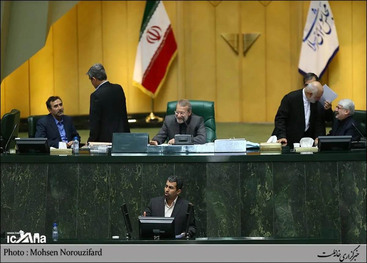 خنده های لاریجانی در صحن علنی مجلس/ عکس