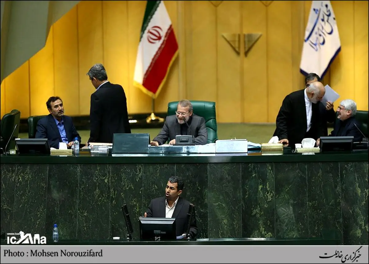 خنده های لاریجانی در صحن علنی مجلس/ عکس