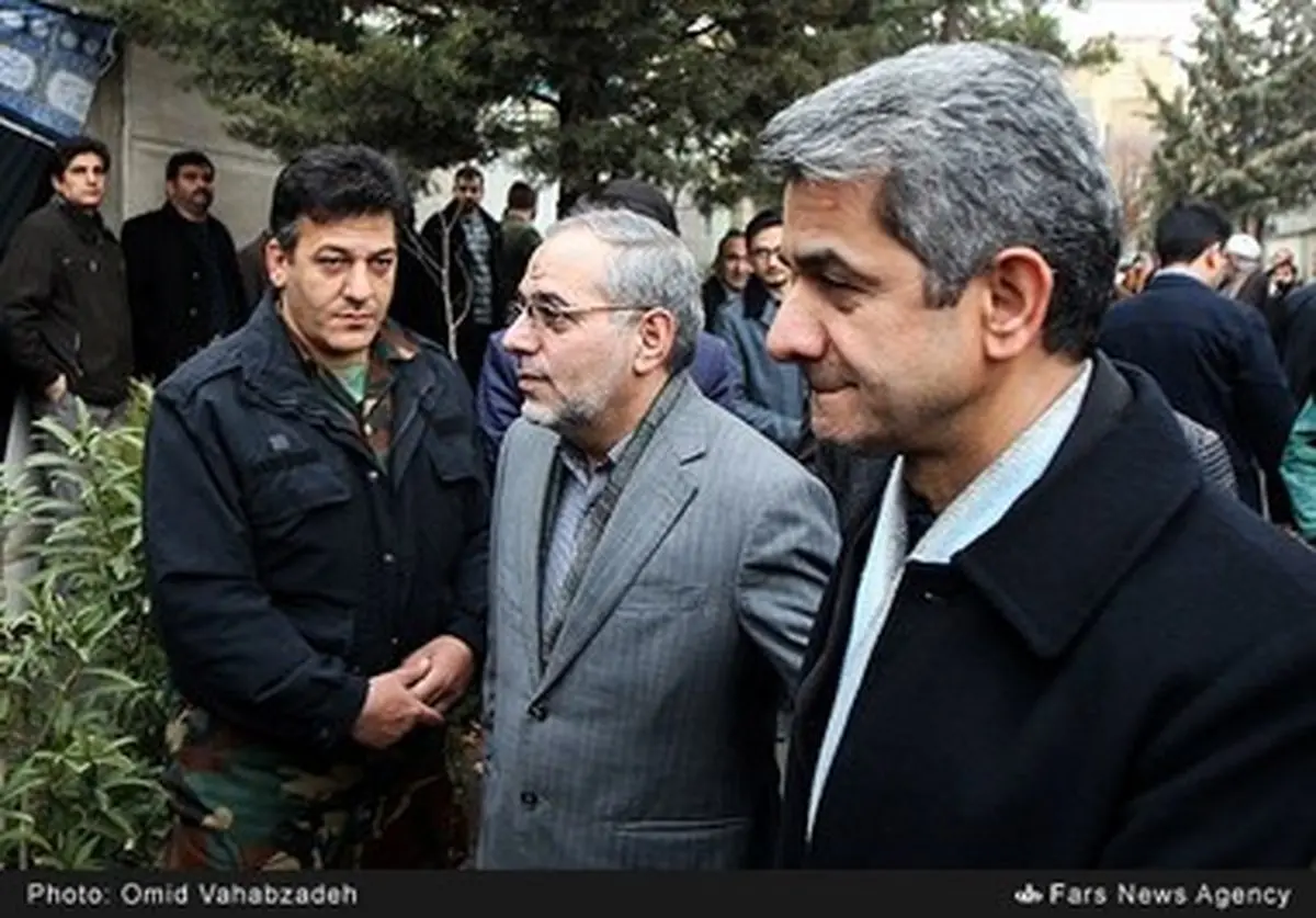 تصاویری از مراسم تشییع مادر احمدی‌نژاد با حضور مشایی، مرتضوی، بقایی، ثمره هاشمی، محمدعلی رامین، الهام، کوچک زاده و ...