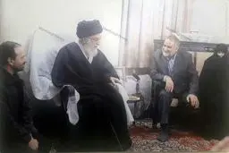 حضور رهبر انقلاب در منزل شهید حاج حسن اکبری+ عکس