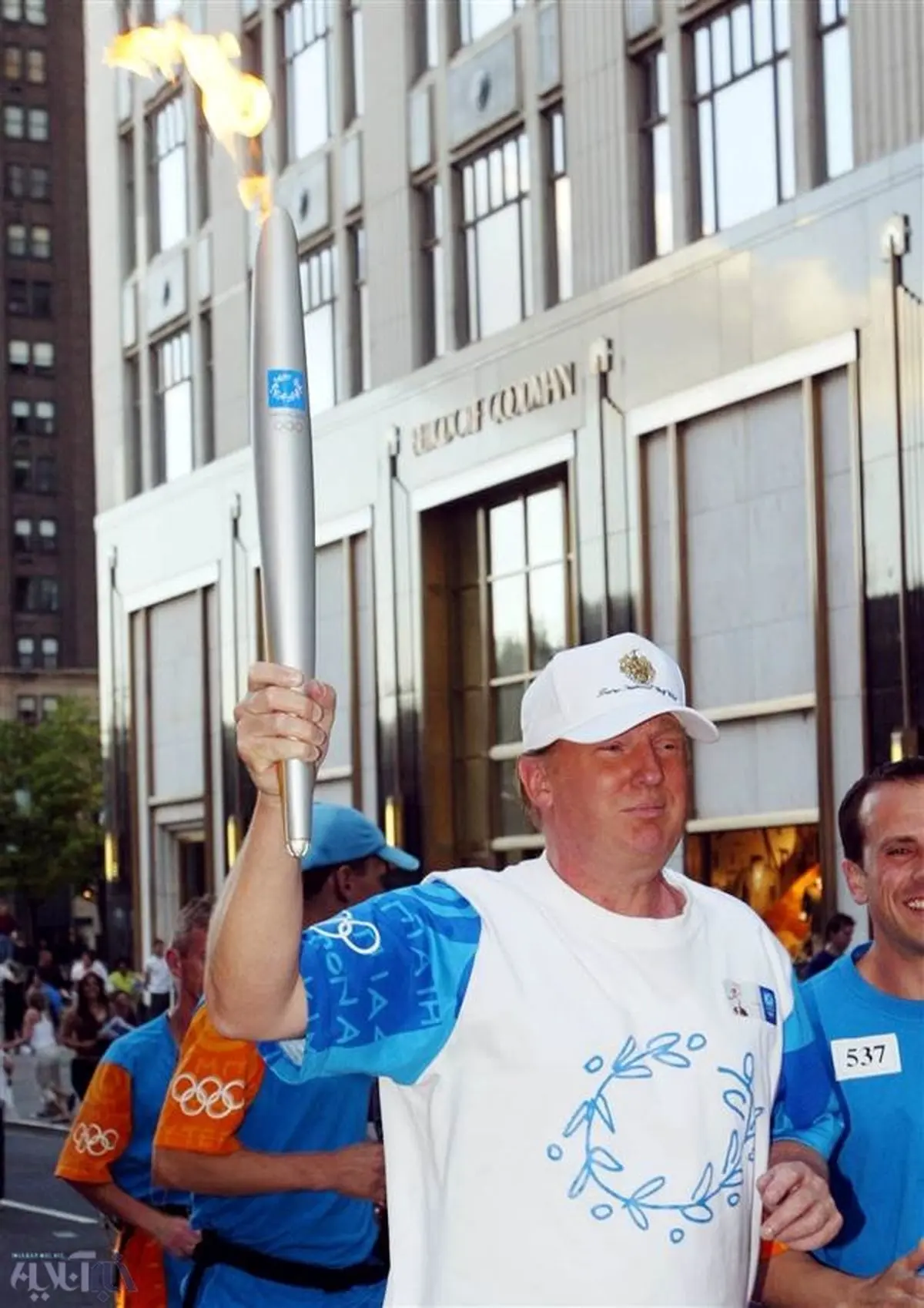 عکس کمتر دیده شده از ترامپ در حال حمل مشعل المپیک!