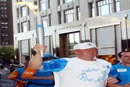 عکس کمتر دیده شده از ترامپ در حال حمل مشعل المپیک!