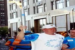 عکس کمتر دیده شده از ترامپ در حال حمل مشعل المپیک!