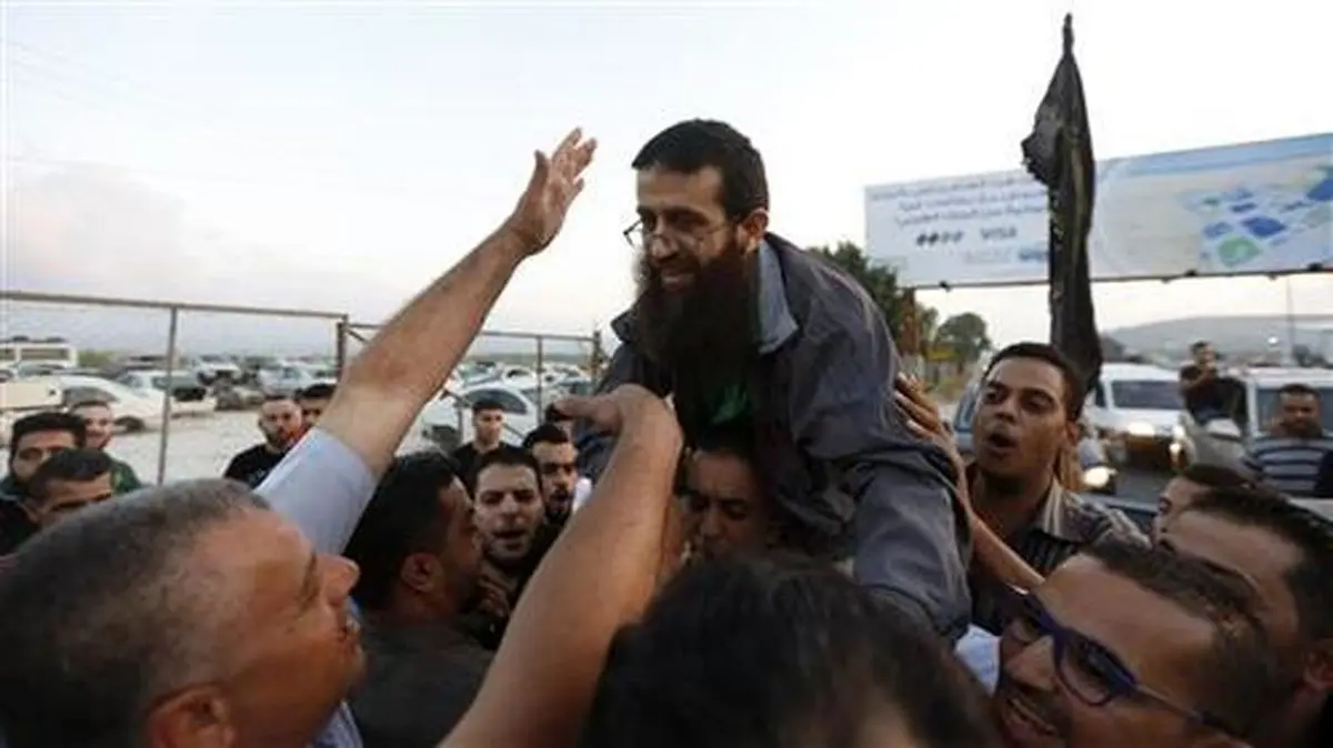 دیدار فرزند بعد از 56 روز اعتصاب غذا+ عکس