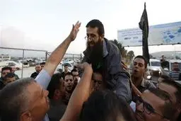 دیدار فرزند بعد از 56 روز اعتصاب غذا+ عکس