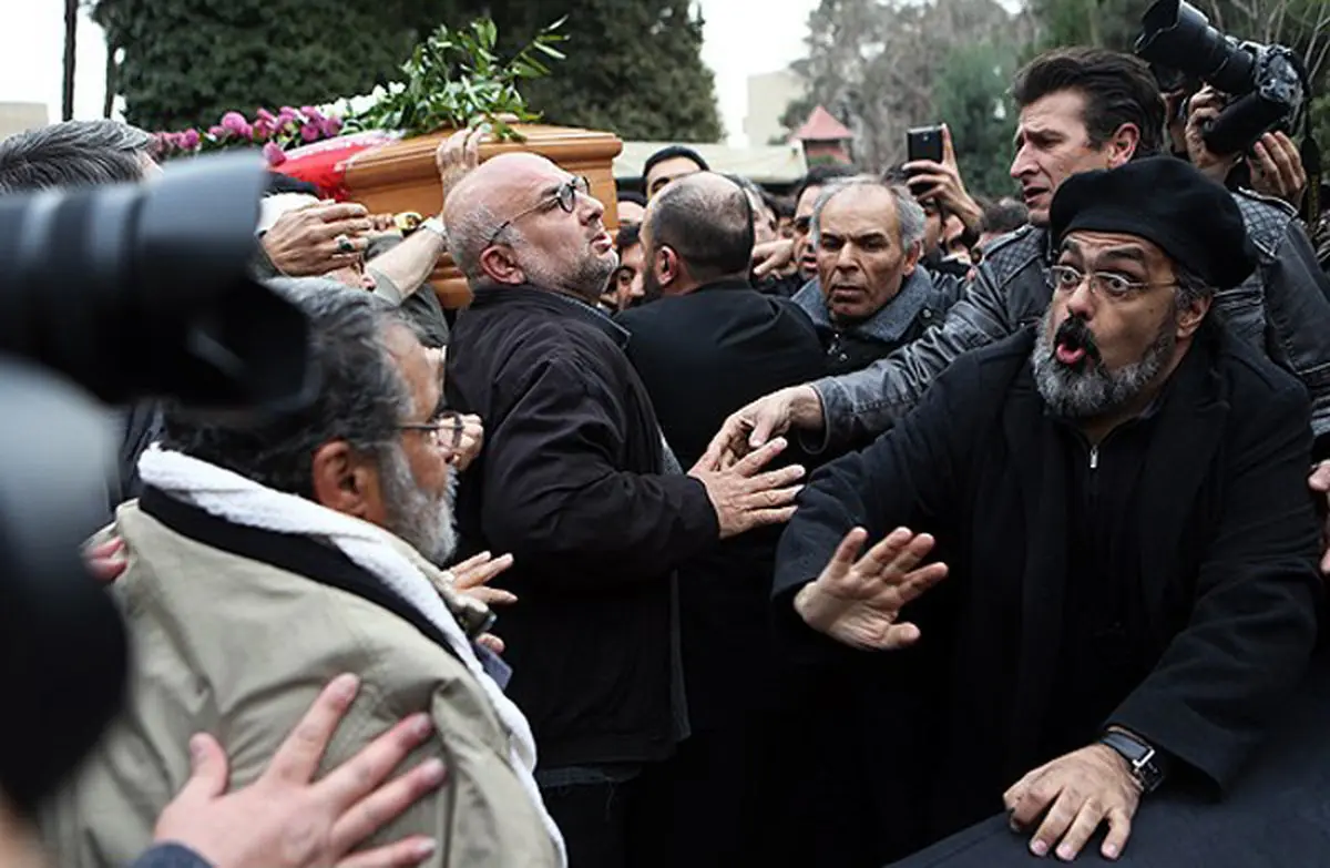 آقای دوربینی در مراسم تشییع پیکر انوشیروان ارجمند/ عکس