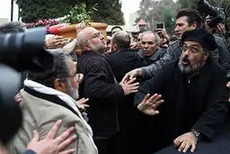 آقای دوربینی در مراسم تشییع پیکر انوشیروان ارجمند/ عکس