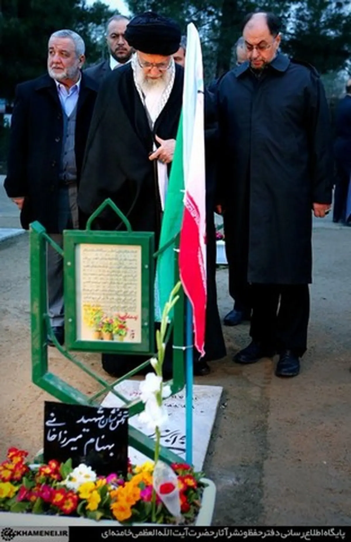 رهبرانقلاب بر سر مزار شهدای آتش‌نشان حادثه‌ پلاسکو/عکس