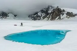دریاچه‌‌ای مانند یاقوت کبود در کوهستان‌های بکر آلاسکا